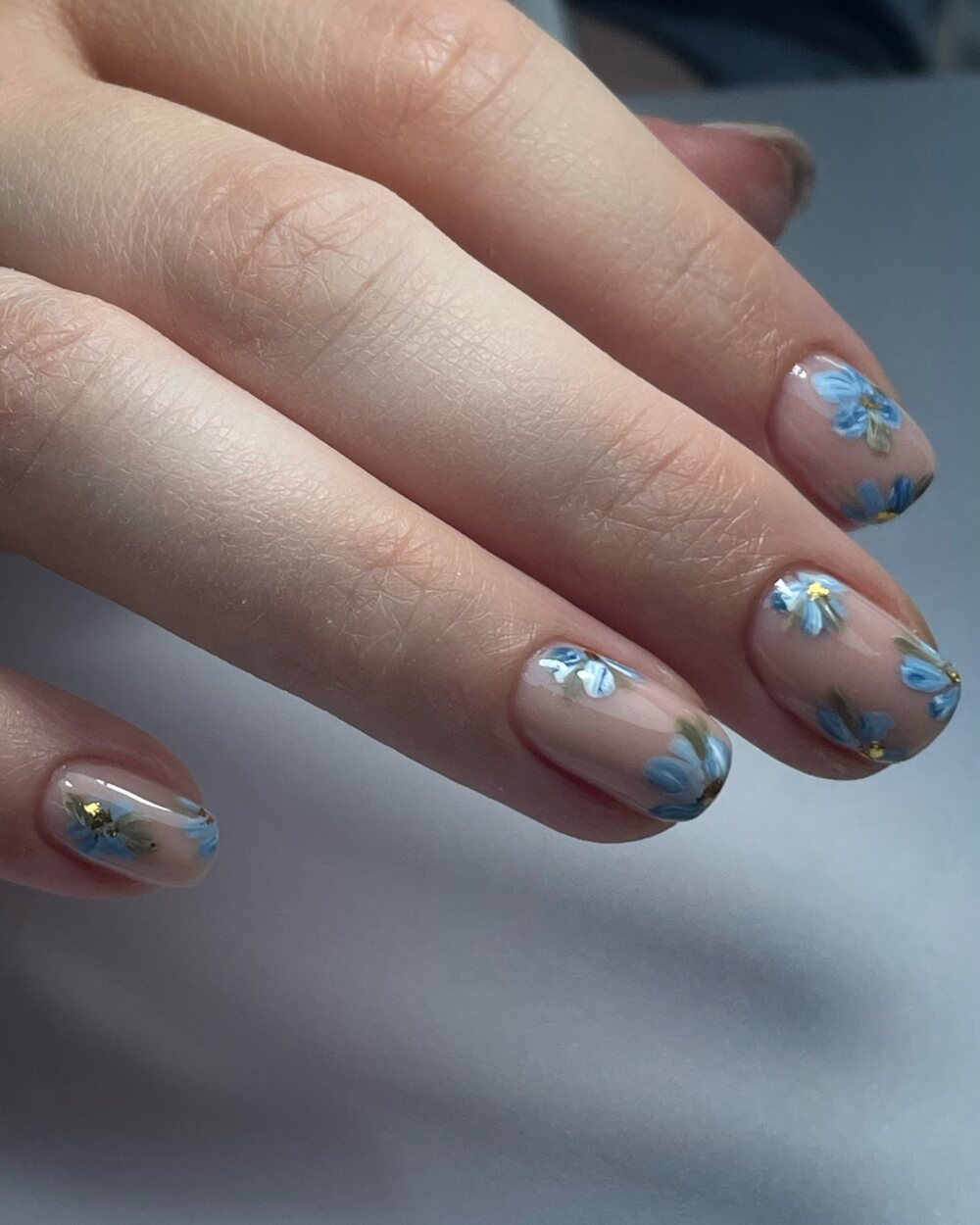 Nail art fleuri bleu et doré