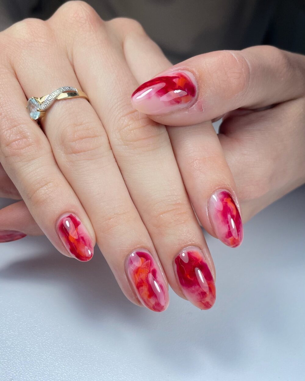 Nail art rouge effet marbré
